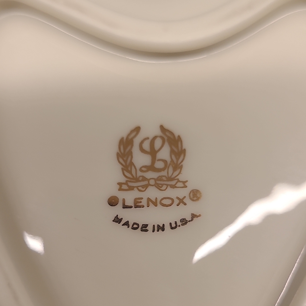 Lenox Heart Porcelain Box with Gold Trim and Floral Design - Picture 3 of 4